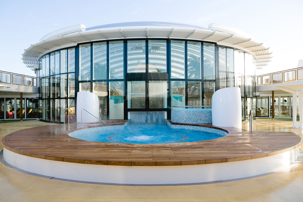 AIDA cruises AIDAprima pool