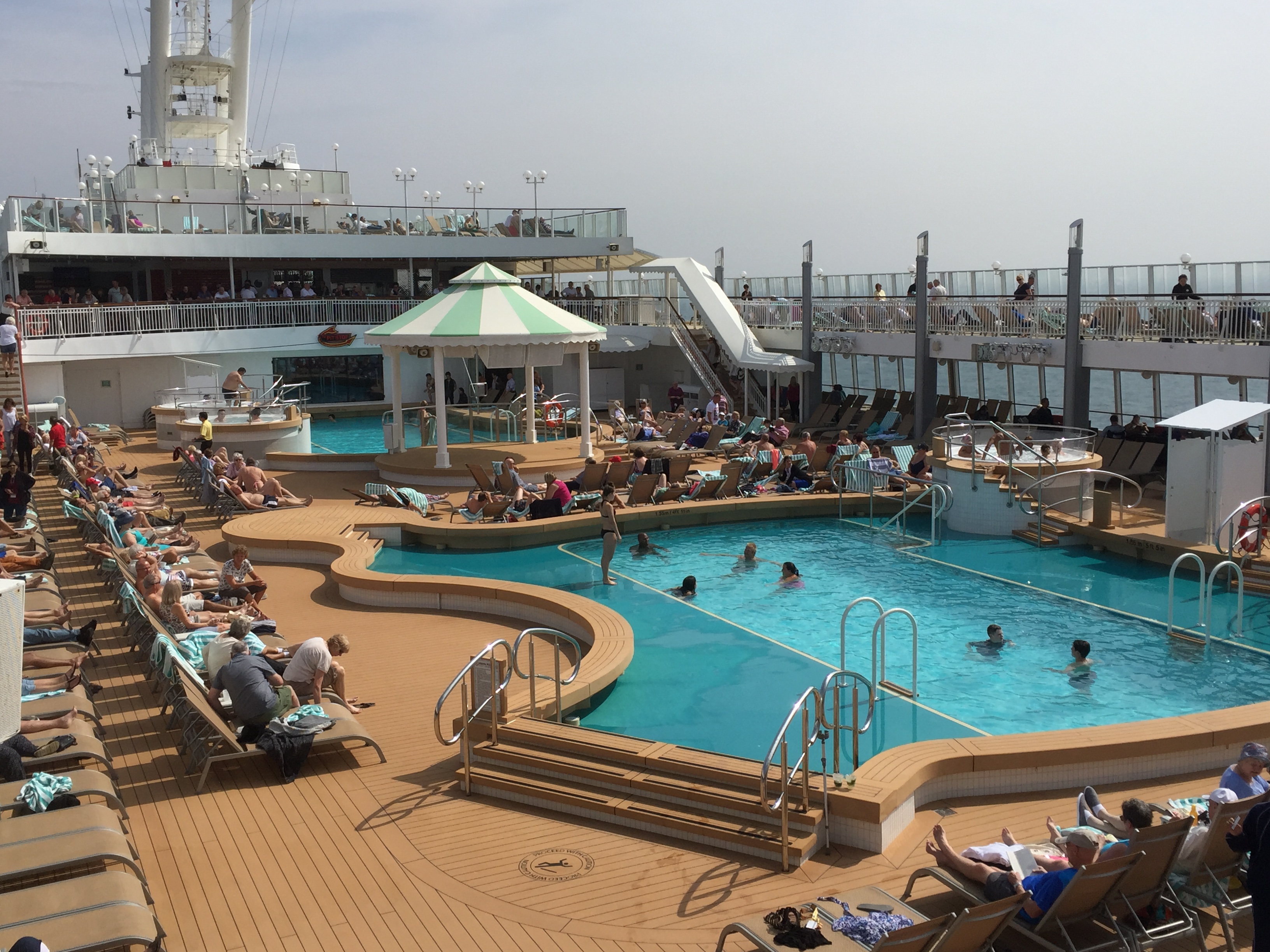 Norwegian cruises jade main pool