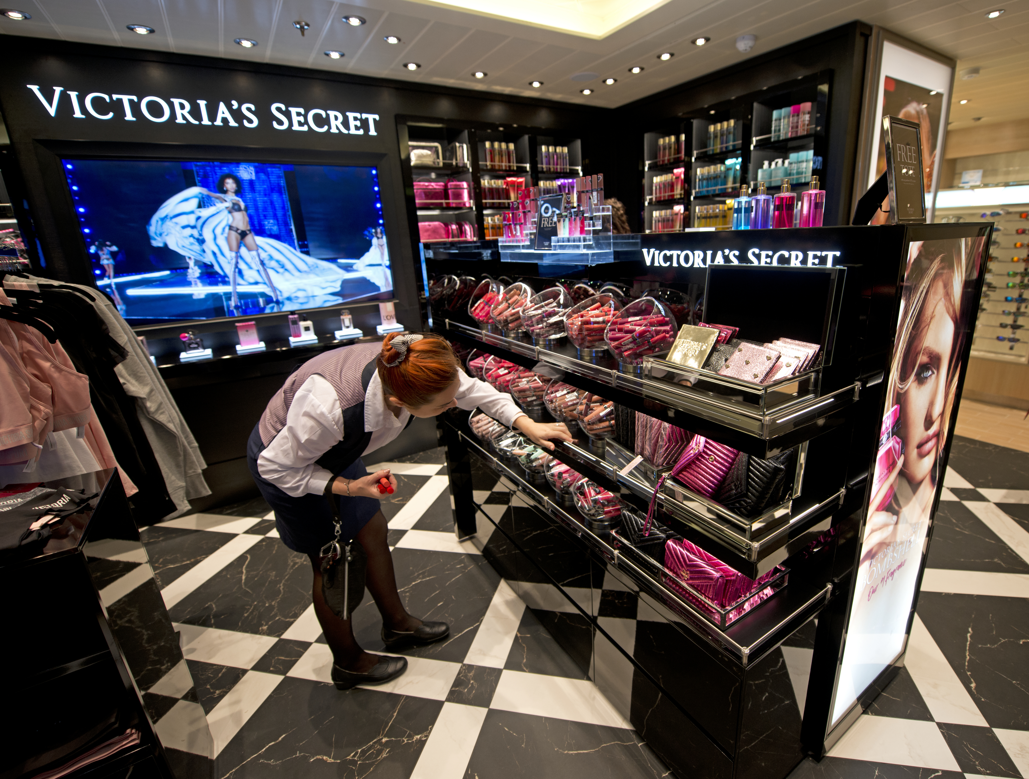 Carnival Horizon cruise ship shops 3