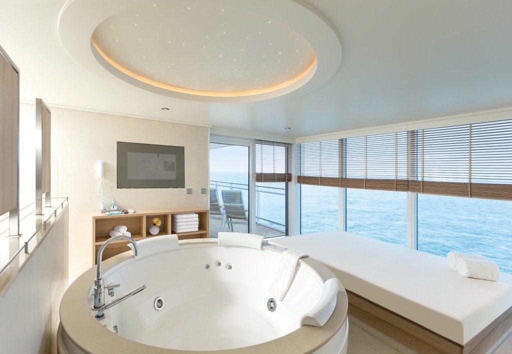 Hapag-Lloyd Cruises MS EUROPA 2 suite hot tube