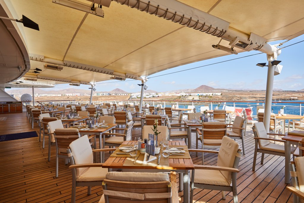 Hapag-Lloyd Cruises, MS EUROPA 2 Aft Yacht Club dining