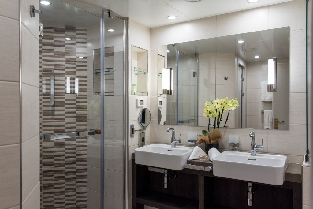 Owner's suite bathroom aboard Windstsar Star Breeze