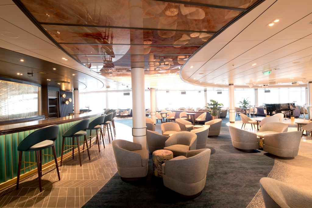 p and o cruise ship atrium