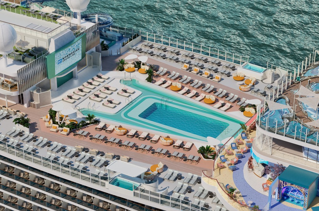 NOrwegian cruises Luna main pool